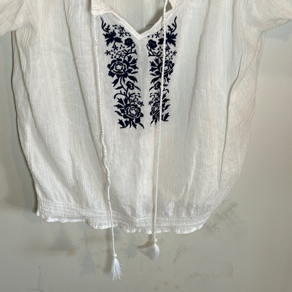 ⭐️White and Blue Puff Sleeve Blouse with Tie Front - Picture 5 of 7